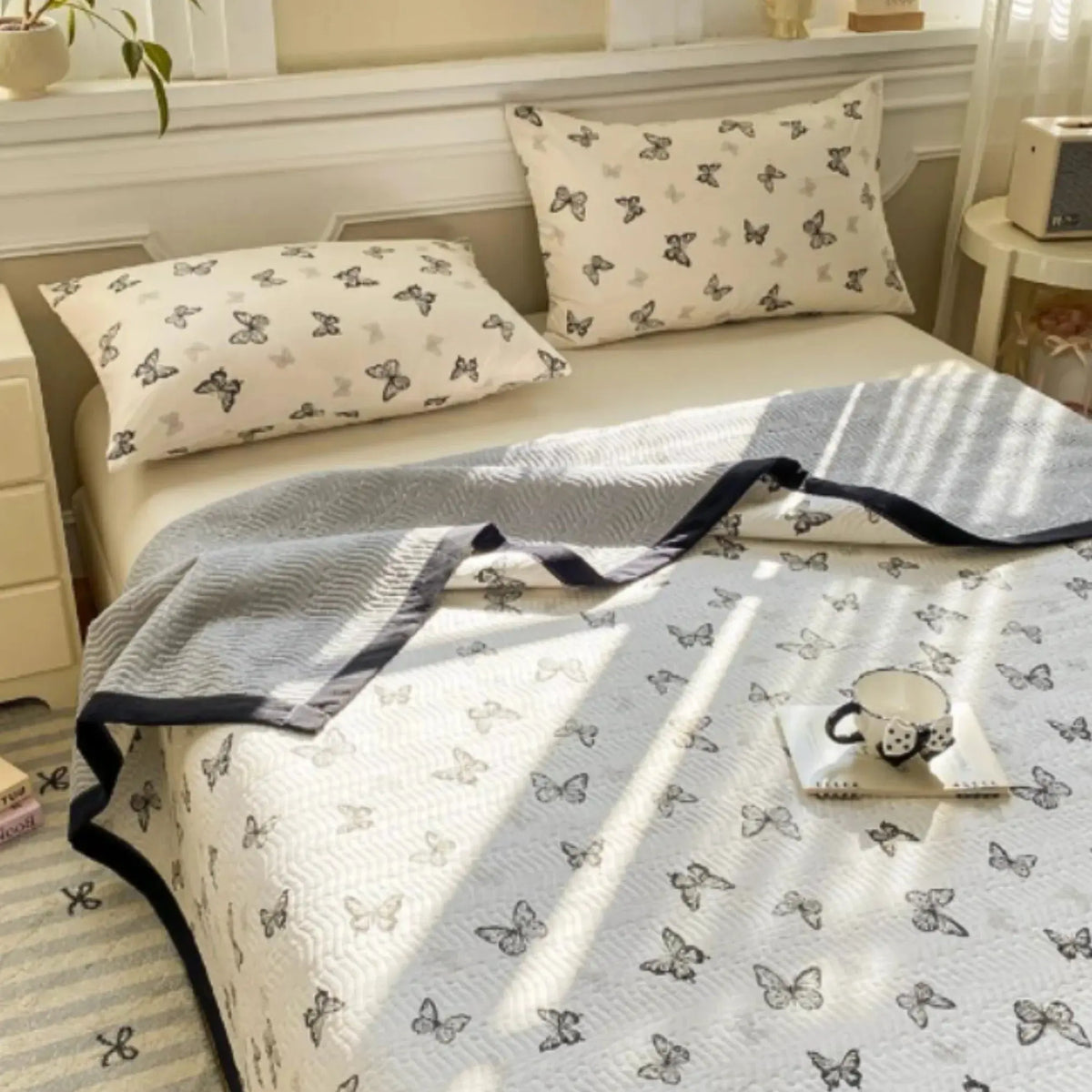 Butterfly print bedding set with gray reverse