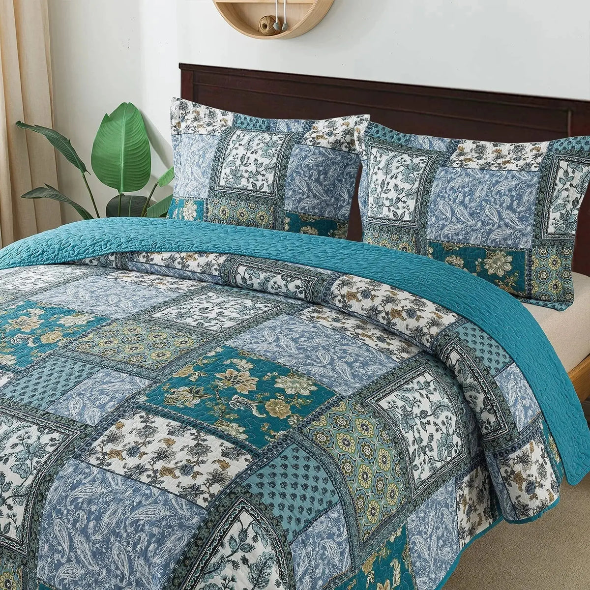 Patchwork quilt with matching pillow shams