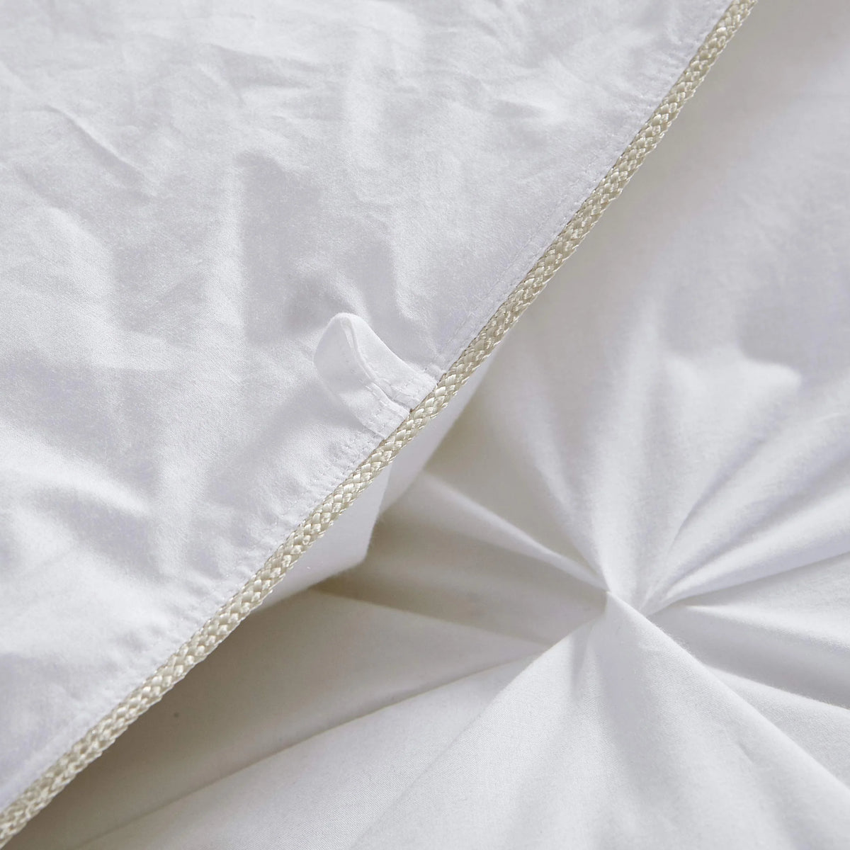Piped edge of goose down comforter