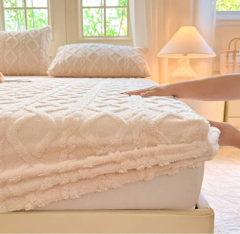 Smoothing cream fleece fitted sheet